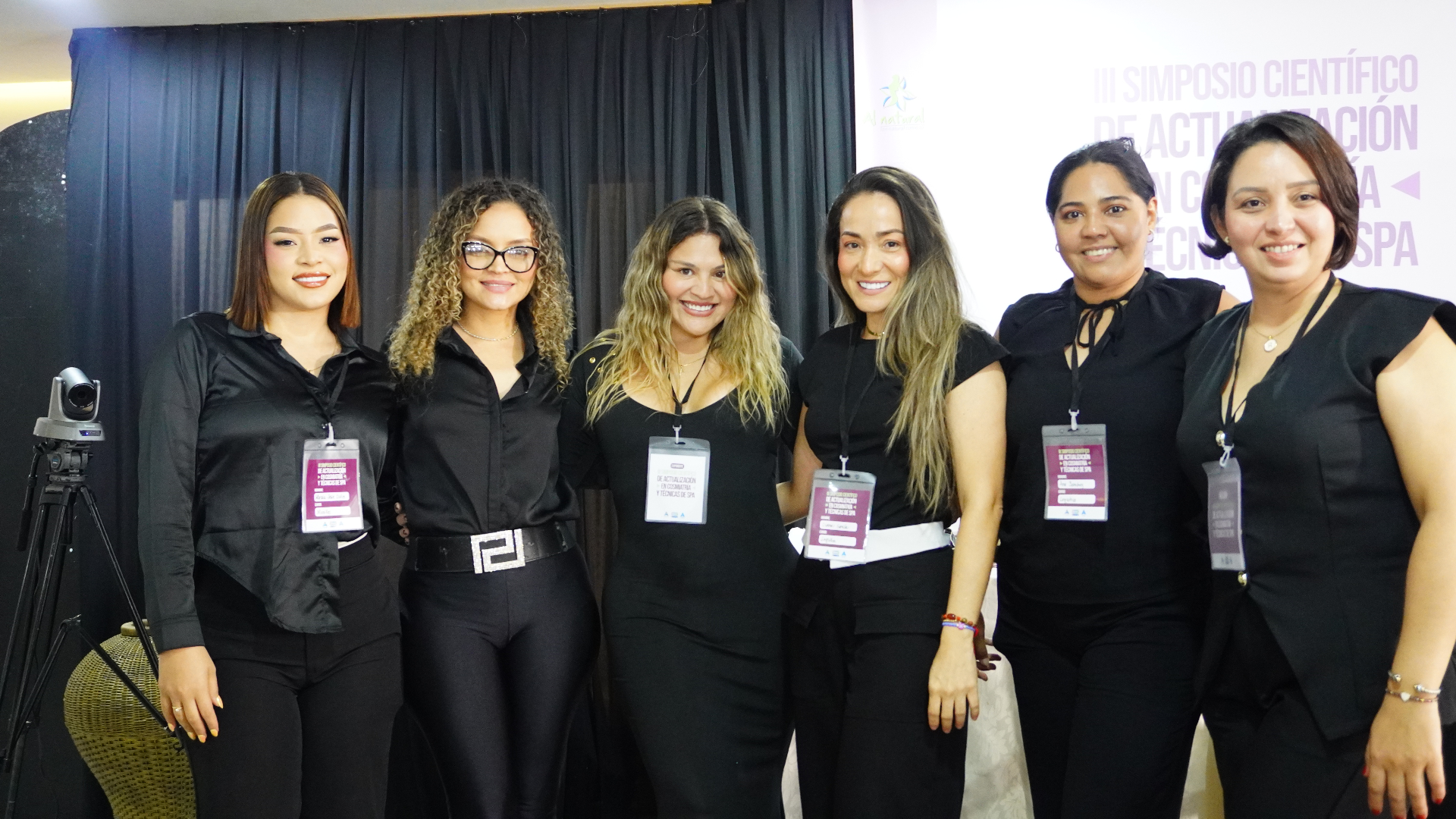 Equipo organizador del simposio posando durante el evento